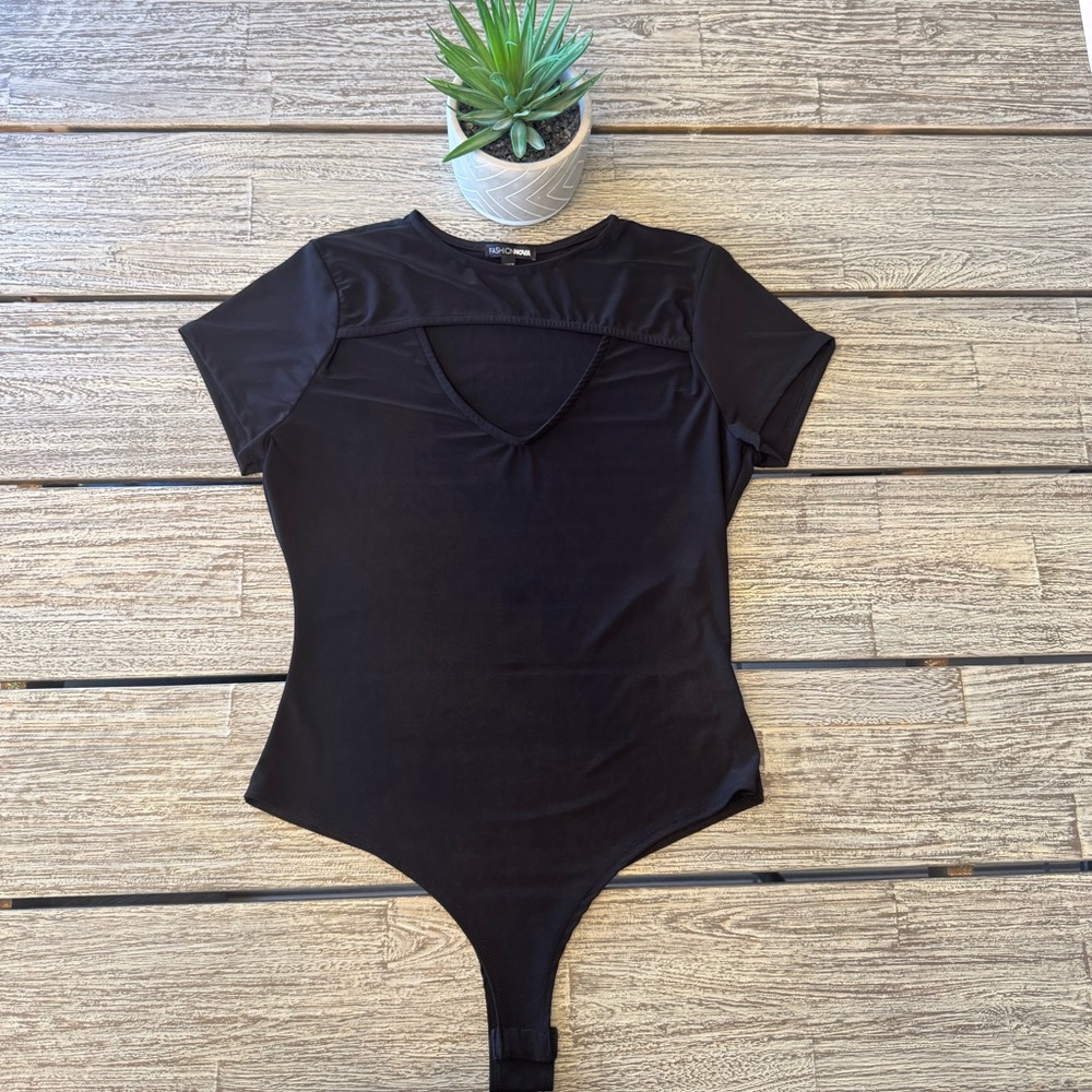 Women's Fashion Nova Black Short Sleeve Bodysuit with Keyhole front, Sz XL